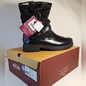 NWT Size 9 Muk luks double buckle boots